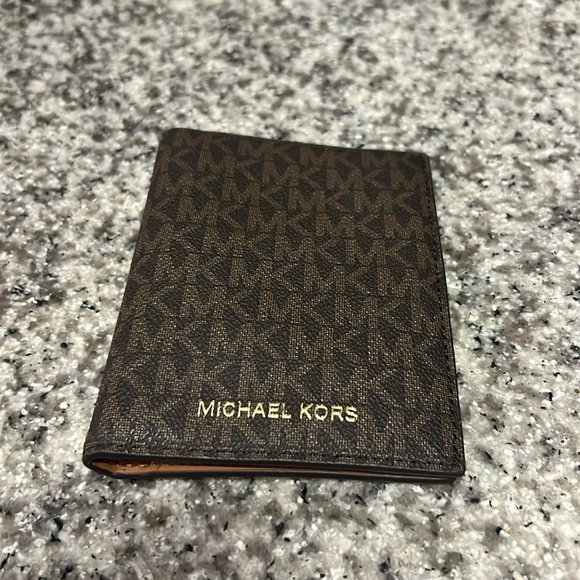 New Michael Kors Passport & Card Holder Wallet - Picture 2 of 4